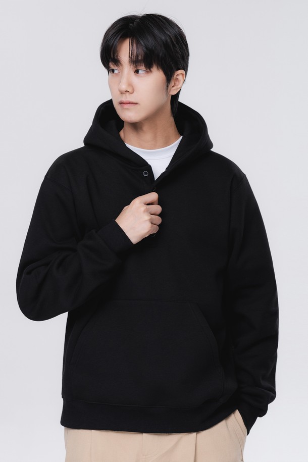 5버튼 헨리넥 오버핏 후드티 AVH665 (4 COLOR)는 부드러운 면 소재로 제작되어 편안한 착용감을 선사합니다. 헨리넥 디자인과 후드가 더해져 캐주얼하면서도 개성 있는 스타일을 연출하며, 오버핏으로 제작되어 트렌디한 핏을 제공합니다. 봄, 가을, 겨울 모두 활용 가능하며, 일상 속 집콕룩, 캐주얼, 미니멀, 클래식 스타일을 즐기는 분들께 추천합니다. 무지 디자인에 5개의 버튼 디테일이 포인트로, 심플하면서도 세련된 느낌을 더합니다. 블랙 컬러로 다양한 하의와 매치하기 용이합니다.
