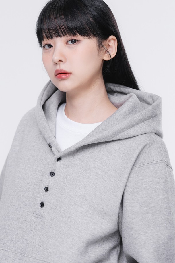 5버튼 헨리넥 오버핏 후드티 AVH665 (4 COLOR)는 캐주얼, 미니멀 스타일을 추구하는 분들을 위한 겨울, 가을용 후드티입니다. 넉넉한 오버핏으로 편안한 착용감을 제공하며, 5개의 버튼이 달린 헨리넥 디자인과 후드가 특징입니다. 부드러운 면 소재로 제작되어 촉감이 좋으며, 두꺼운 두께감으로 따뜻하게 착용할 수 있습니다. 무지 디자인에 캥거루 포켓이 있어 실용성을 더했으며, 집콕룩으로 활용하기 좋습니다. 그레이 컬러로 출시되었습니다.
