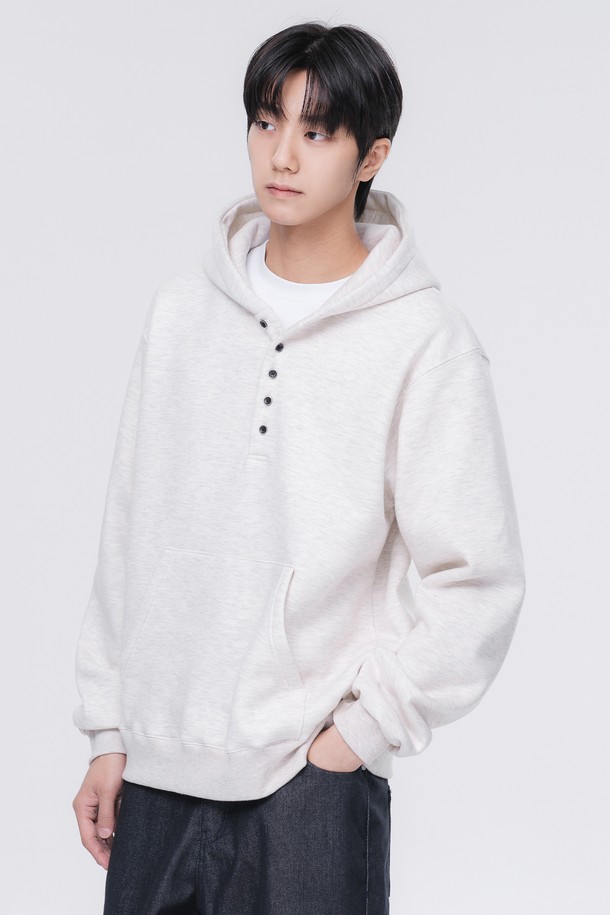 5버튼 헨리넥 오버핏 후드티 AVH665 (4 COLOR)는 캐주얼, 미니멀, 클래식 스타일을 아우르는 공용 후드티입니다. 부드러운 면 소재로 제작되어 봄, 가을, 겨울 계절에 착용하기 좋으며, 두꺼운 두께감으로 포근함을 더합니다. 헨리넥 디자인과 후드가 함께 적용되어 개성 있는 스타일을 연출하며, 5버튼 디테일로 포인트를 더했습니다. 오버핏으로 편안한 착용감을 선사하며, 무지 디자인으로 다양한 룩에 활용하기 좋습니다. 화이트 컬러를 포함한 4가지 색상으로 출시되었습니다.
