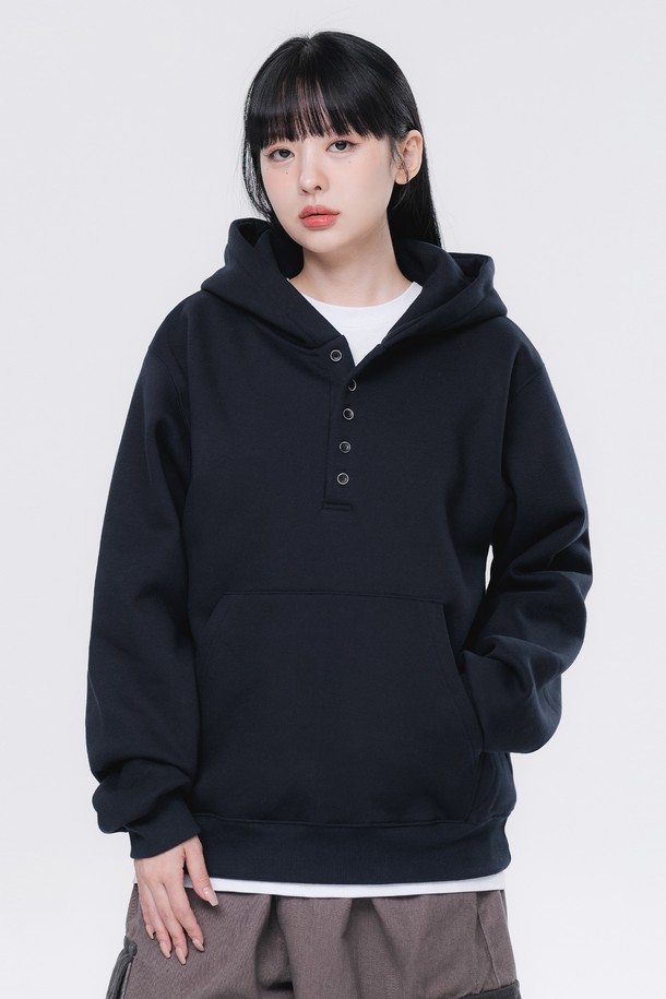 5버튼 헨리넥 오버핏 후드티 AVH665 (4 COLOR)는 캐주얼 및 미니멀 스타일을 추구하는 분들을 위한 후드티입니다. 면 소재로 제작되어 부드러운 촉감을 제공하며, 봄, 가을, 겨울 모두 착용하기 좋습니다. 블랙 컬러의 무지 디자인에 5버튼 헨리넥과 후드 디테일이 더해져 포인트를 줍니다. 넉넉한 오버핏으로 편안한 착용감을 선사하며, 두꺼운 두께감으로 따뜻함을 유지합니다. 긴 소매 기장의 레귤러 기장 상의로, 다양한 스타일 연출에 활용할 수 있습니다.
