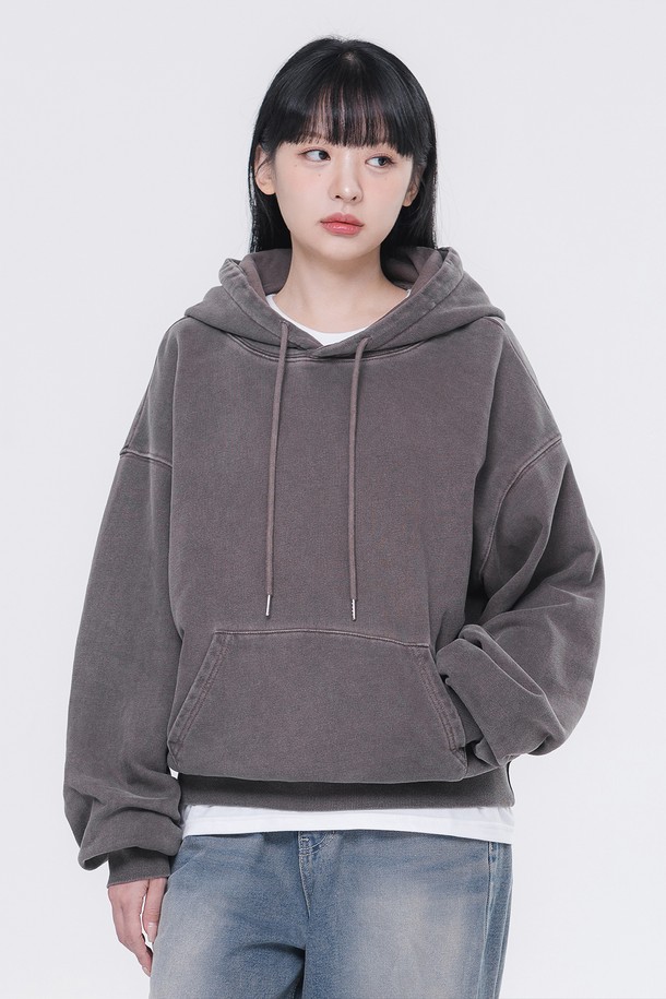 피그먼트 크롭 후드티 DLX2974는 캐주얼, 스트리트, 미니멀 스타일을 모두 아우르는 공용 후드티입니다. 면 소재로 제작되어 부드러운 촉감을 선사하며, 두꺼운 두께감으로 가을, 겨울 시즌에 따뜻하게 착용하기 좋습니다. 크롭 기장에 오버핏으로 트렌디한 핏을 연출하며, 피그먼트 워싱 처리로 빈티지한 매력을 더했습니다. 4가지 컬러(그레이, 블랙, 베이지, 브라운)로 출시되어 다양한 스타일 연출이 가능하며, 집콕룩이나 산책룩으로 활용하기 좋습니다. 무지 디자인에 긴소매 후드티로 활용성이 높습니다.
