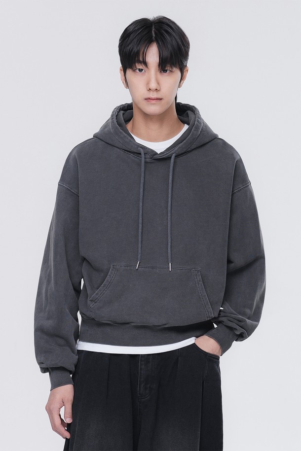 피그먼트 크롭 후드티 DLX2974는 4가지 컬러로 출시되어, 캐주얼, 스트릿, 미니멀 스타일을 소화하기 좋은 오버핏 후드티입니다. 봄, 가을, 겨울 모두 활용 가능한 두꺼운 두께감의 면 소재로 제작되어 부드러운 촉감을 선사합니다. 무지 디자인에 피그먼트 워싱을 더해 빈티지한 멋을 살렸으며, 크롭 기장과 긴소매로 트렌디한 핏을 연출합니다. 데일리룩에 포인트 아이템으로 활용하기 좋으며, 편안하면서도 스타일리시한 무드를 완성합니다.
