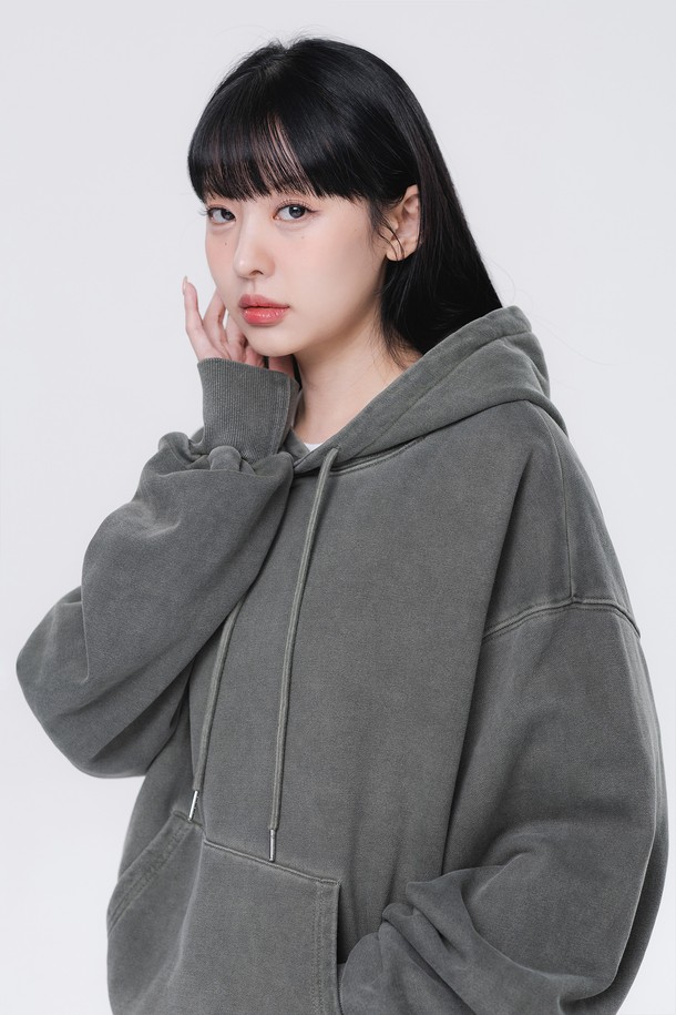 피그먼트 크롭 후드티 DLX2974는 캐주얼, 스트릿, 미니멀 스타일을 아우르는 공용 의류입니다. 봄, 가을, 겨울 계절에 적합하며, 캠핑룩과 산책룩 연출에 용이합니다. 카키, 그레이 두 가지 색상으로 출시되었으며, 크롭 기장과 오버핏 디자인이 특징입니다. 부드러운 면 소재에 피그먼트 워싱 처리를 더해 빈티지한 멋을 살렸으며, 긴 소매와 후드 디자인으로 편안함과 스타일리시함을 동시에 제공합니다. 두꺼운 두께감으로 따뜻하게 착용할 수 있습니다.
