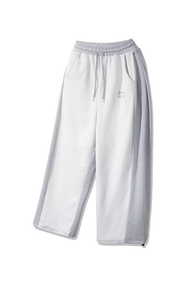 미니 컬러 매치 핀턱 트레이닝 팬츠 DLX2982는 스포티함과 캐주얼함을 동시에 즐길 수 있는 공용 트레이닝 팬츠입니다. 부드러운 면 소재로 제작되어 편안한 착용감을 제공하며, 루즈핏과 와이드 핏으로 활동성을 높였습니다. 핀턱 디테일이 더해져 밋밋함을 없애고 스타일리시한 무드를 연출합니다. 화이트와 그레이 두 가지 색상으로 출시되어 다양한 상의와 매치하기 용이하며, 봄, 가을, 겨울 계절에 활용 가능합니다. 일상복은 물론 가벼운 스포츠 활동 시에도 적합한 실용적인 아이템입니다.
