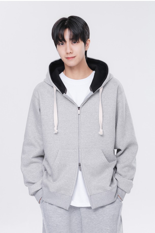 후드 배색 컬러 매치 레귤러핏 후드집업 AZH672는 캐주얼, 스포티, 미니멀 스타일을 모두 아우르는 공용 후드집업입니다. 부드러운 면 소재로 제작되어 편안한 착용감을 제공하며, 봄, 가을 간절기에 활용하기 좋습니다. 그레이 컬러에 배색 디테일이 더해져 포인트를 주며, 레귤러핏으로 누구나 부담 없이 즐길 수 있습니다. 긴 소매와 집업 스타일로 간편하게 입고 벗을 수 있으며, 일상복으로 활용하기 좋습니다.
