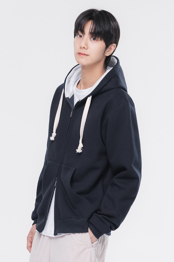 **후드 배색 컬러 매치 레귤러핏 후드집업 AZH672 (4 COLOR)**

캐주얼과 미니멀 스타일을 추구하는 당신을 위한 후드집업입니다. 면 소재로 제작되어 부드러운 촉감을 선사하며, 봄, 가을에 적합한 두께감으로 제작되었습니다. 레귤러핏 디자인으로 편안한 착용감을 제공하며, 무지 패턴에 배색 디테일이 포인트로 더해져 세련된 느낌을 줍니다. 블랙 컬러로 어떤 스타일에도 쉽게 매치할 수 있으며, 일상에서 활용하기 좋습니다. 긴 소매와 집업 스타일로 간편하게 입고 벗을 수 있습니다.
