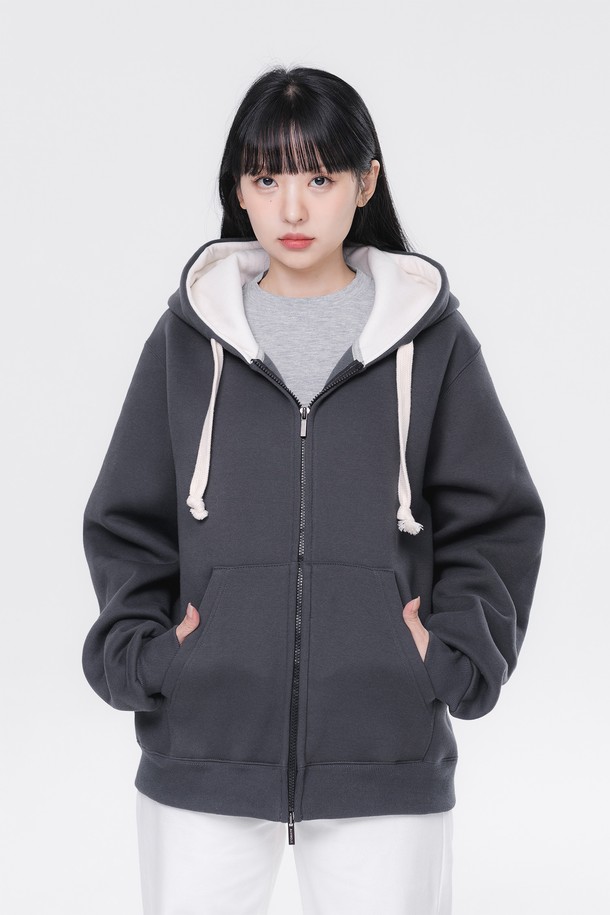 후드 배색 컬러 매치 레귤러핏 후드집업 AZH672는 캐주얼과 스포티한 스타일을 모두 아우르는 공용 후드집업입니다. 부드러운 면 소재로 제작되어 편안한 착용감을 선사하며, 봄, 가을, 겨울 세 계절 모두 활용 가능합니다. 블랙, 그레이, 화이트 3가지 기본 컬러로 출시되어 어떤 옷에도 쉽게 매치할 수 있습니다. 넉넉한 레귤러핏으로 제작되었으며, 후드와 배색 디테일, 후드 스트링으로 포인트를 더했습니다. 산책, 집콕, 캠핑 등 다양한 TPO에 활용하여 스타일리시한 룩을 연출해보세요.
