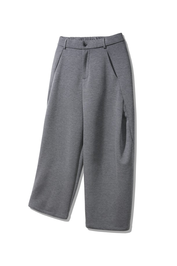 "bonding real(본딩 리얼) 슬랙스 무브 팬츠 BK7831_차콜"은 남녀 공용으로 착용 가능한 베이직하고 미니멀한 스타일의 슬랙스입니다. 간절기부터 겨울까지 착용 가능한 두꺼운 두께감과 부드러운 촉감의 폴리에스테르 소재로 제작되었으며, 밴딩 처리로 편안한 착용감을 제공합니다. 와이드 루즈핏의 긴 기장으로 트렌디한 핏을 연출하며, 안감 없이 본딩 처리되어 보온성을 높였습니다. 출근룩과 비즈니스 캐주얼에 활용하기 좋으며, 미니멀, 클래식, 시크한 스타일을 완성해 줍니다. 차분한 차콜 컬러의 무지 디자인으로 다양한 상의와 매치하기 용이합니다.
