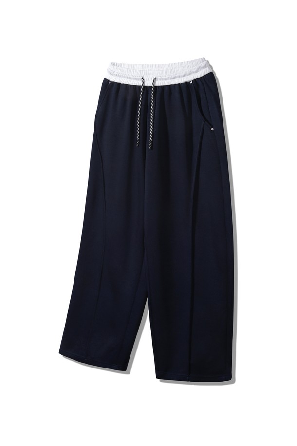 스트링 포인트 밴딩 컬러 스웨트 팬츠 DLX2942 (3 COLOR)는 편안함과 스타일을 동시에 잡은 공용 스웨트 팬츠입니다. 부드러운 면 소재로 제작되어 넉넉한 루즈핏을 자랑하며, 캐주얼, 스포티, 미니멀 스타일을 소화하기 좋습니다. 허리 밴딩에 스트링 디테일로 편안한 착용감과 핏 조절이 용이합니다. 봄, 가을, 겨울 세 계절 모두 활용 가능하며, 무지 디자인으로 어떤 상의와도 쉽게 매치할 수 있습니다. 두꺼운 두께감으로 포근함을 더한 긴바지입니다.
