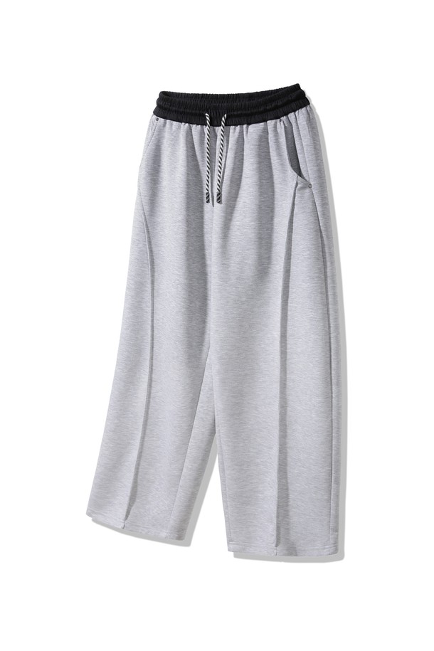 스트링 포인트 밴딩 컬러 스웨트 팬츠 DLX2942 (3 COLOR)는 부드러운 면 소재로 제작되어 편안한 착용감을 선사합니다. 루즈핏으로 제작되어 활동성을 높였으며, 캐주얼, 스포티, 미니멀 스타일을 연출하기 좋습니다. 허리 밴딩과 스트링 디테일로 편안한 착용감과 함께 스타일리시함을 더했습니다. 톤 다운된 그레이 컬러로 다양한 상의와 매치하기 용이하며, 봄, 가을, 겨울 모두 활용 가능한 실용적인 아이템입니다. 집콕룩, 산책룩, 여행룩 등 다양한 TPO에 활용하여 편안하고 멋스러운 스타일을 완성해 보세요.
