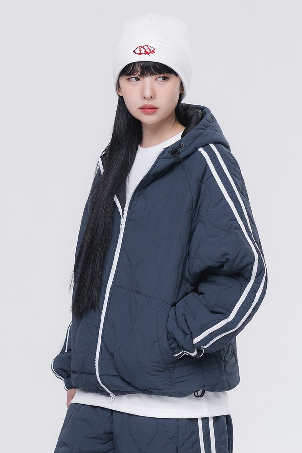 네이비 컬러의 웜 퀄티드 후드 패딩 점퍼와 라인 패딩 팬츠로 구성된 세트업입니다. 넉넉한 두께감의 폴리에스테르 소재로 제작되어 겨울철에도 따뜻하게 착용 가능합니다. 스포티하면서도 캐주얼한 스타일로, 일상생활은 물론 가벼운 스포츠 활동에도 적합합니다. 밴딩 처리된 허리와 레귤러핏으로 편안한 착용감을 제공하며, 퀄팅 디테일이 돋보입니다. 사이드 라인 디자인이 활동적인 느낌을 더해주는 실용적인 겨울 패딩 세트입니다.
