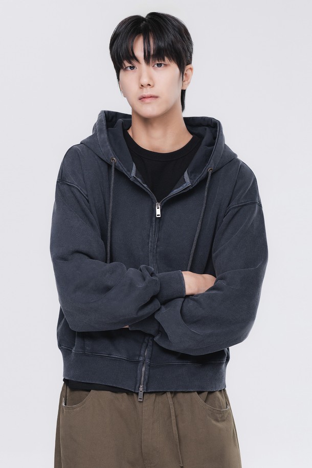 피그먼트 워싱 기법으로 빈티지한 멋을 살린 '피그먼트 크롭 후드집업 DLX2973'입니다. 두꺼운 면 소재로 제작되어 부드러운 촉감과 뛰어난 보온성을 제공하며, 간절기부터 초겨울까지 폭넓게 활용할 수 있습니다. 크롭 기장과 오버핏 디자인으로 트렌디한 캐주얼 및 스트릿 스타일을 연출하기 좋습니다. 무지 디자인에 블랙 컬러로 어떤 옷에도 쉽게 매치할 수 있으며, 긴 소매 기장으로 안정적인 착용감을 선사합니다. 남녀 공용으로 제작되어 커플룩으로도 활용 가능합니다.
