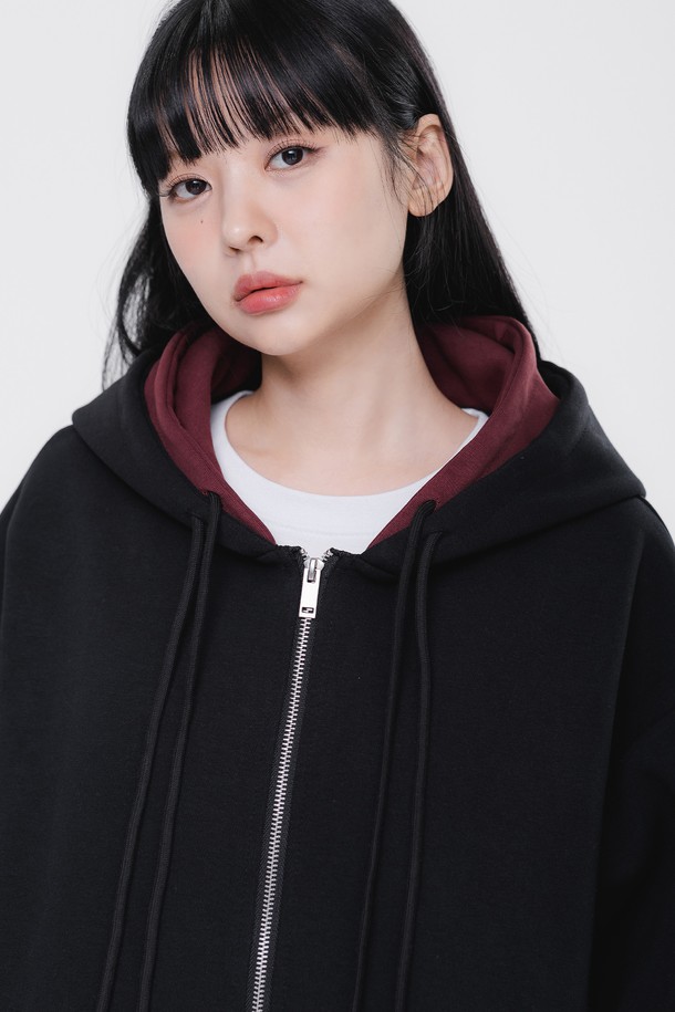 [본딩] 이중 배색 오버핏 투웨이 후드집업 DLX2990 (3 COLOR)는 가을과 겨울, 일상에서 캐주얼하고 스포티하게 연출하기 좋은 남녀 공용 후드집업입니다. 부드러운 면 소재에 두꺼운 두께감으로 따뜻한 착용감을 선사하며, 이중 배색 디자인과 투웨이 지퍼 디테일이 특징입니다. 오버핏으로 편안한 착용감을 제공하며, 캠핑룩이나 집콕룩 등 다양한 TPO에 활용 가능합니다. 블랙과 와인 색상으로 출시되어 미니멀한 스타일 연출에도 용이합니다.
