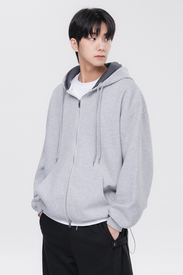 [본딩] 이중 배색 오버핏 투웨이 후드집업 DLX2990은 캐주얼, 스포티, 미니멀 스타일을 모두 아우르는 공용 후드집업입니다. 가을과 겨울에 적합하며, 두꺼운 두께감의 면 소재에 본딩 처리하여 부드러운 촉감과 보온성을 제공합니다. 투웨이 지퍼와 배색 디자인으로 포인트를 더했으며, 일상복뿐만 아니라 캠핑룩으로도 활용하기 좋습니다. 오버핏 디자인으로 편안한 착용감을 선사하며 긴 소매 기장으로 따뜻함을 더했습니다. 그레이 컬러의 무지 디자인으로 다양한 스타일 연출이 용이합니다.
