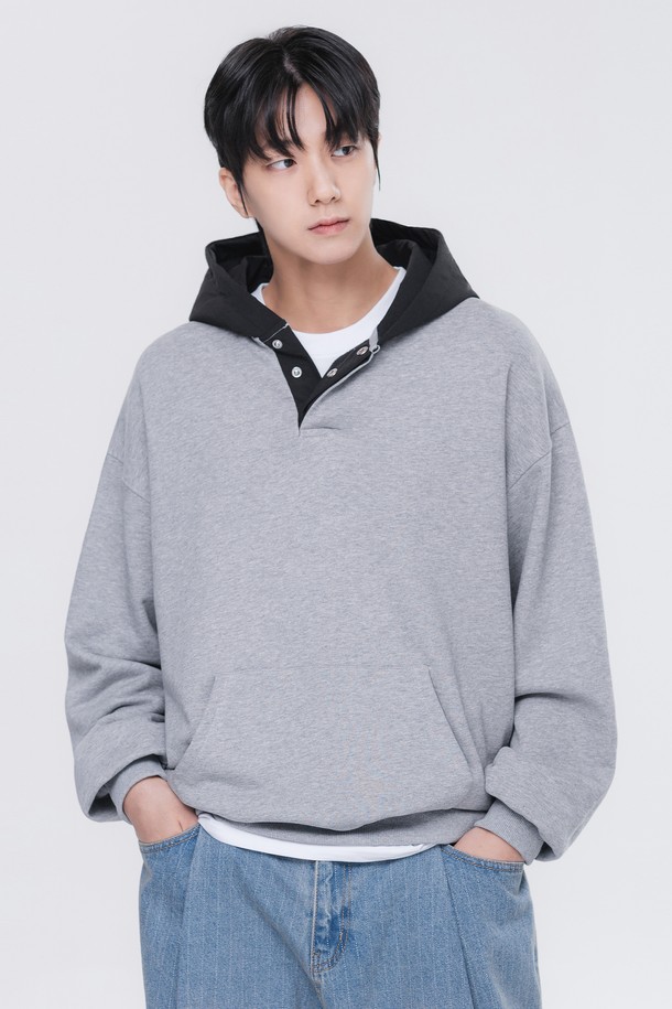 후드 배색 컬러 매치 버튼 후드티 DLX2961 (3 COLOR)는 캐주얼, 스포티 무드를 연출하는 공용 후드티입니다. 봄, 가을, 겨울에 착용하기 좋으며, 넉넉한 레귤러핏으로 편안한 착용감을 선사합니다. 부드러운 면 소재로 제작되어 촉감이 좋고, 두꺼운 두께감으로 따뜻하게 입을 수 있습니다. 후드 디자인과 배색 디테일, 버튼 여밈 방식, 포켓으로 포인트를 더했으며, 무지 패턴으로 다양한 스타일에 매치하기 용이합니다. 긴 소매 기장으로 활동성을 높였습니다.
