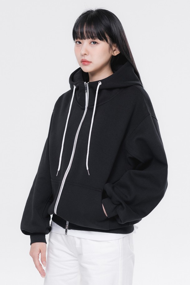 [본딩] 베이직 하이넥 시그니처 투웨이 후드집업 DLX3104는 가을과 겨울, 일상에서 활용하기 좋은 공용 후드집업입니다. 부드러운 면 소재에 두꺼운 두께감으로 제작되어, 포근하고 편안한 착용감을 선사합니다. 하이넥 디자인과 투웨이(Two-way) 지퍼 디테일이 특징이며, 베이직한 디자인으로 다양한 스타일 연출이 용이합니다. 캐주얼, 미니멀, 클래식 스타일을 즐겨 입는 분들께 추천하며, 캠핑룩 또는 집콕룩으로도 활용할 수 있습니다.
