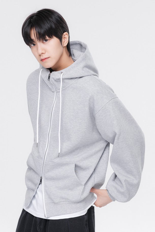 [본딩] 베이직 하이넥 시그니처 투웨이 후드집업 DLX3104는 캐주얼과 미니멀 스타일을 모두 만족시키는 공용 후드집업입니다. 가을, 겨울 시즌에 적합하며, 두꺼운 두께감으로 따뜻하게 착용할 수 있습니다. 부드러운 촉감의 면 소재에 본딩 처리되어 편안한 착용감을 제공하며, 하이넥 디자인과 투웨이 지퍼로 다양한 스타일 연출이 가능합니다. 색상은 그레이, 소매 기장은 긴소매이며 레귤러핏으로 제작되었습니다.
