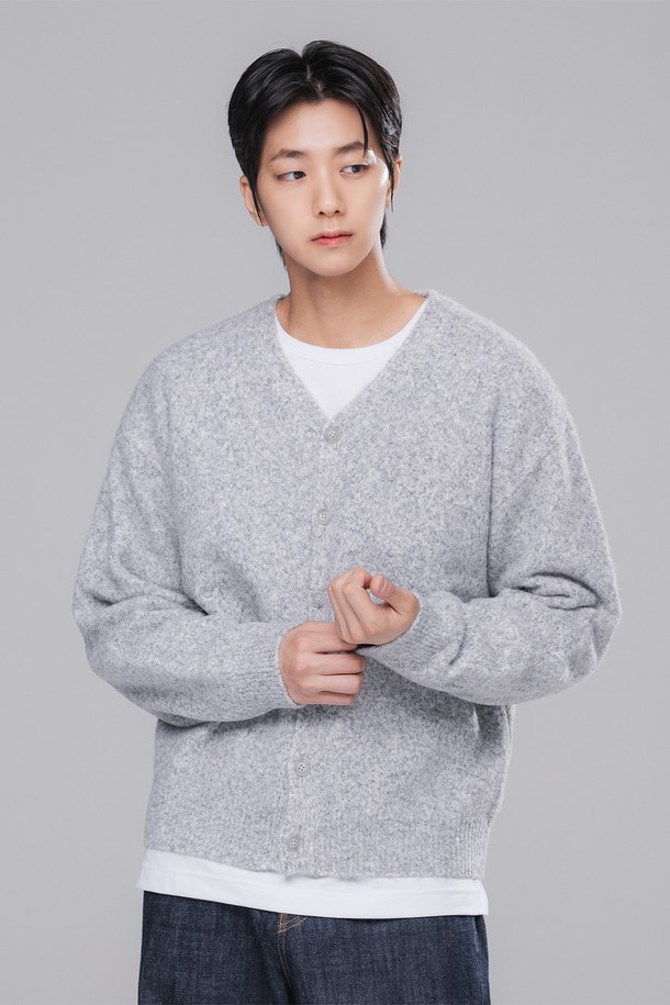 **브이넥 니트 가디건 BK8942_그레이**는 부드러운 울 소재로 제작되어 포근한 착용감을 선사하는 여성용 니트 가디건입니다. 베이직한 디자인에 그레이 컬러로 어떤 옷에도 매치하기 용이하며, 간절기부터 겨울까지 폭넓게 활용할 수 있습니다. 레귤러 핏과 긴 소매 기장으로 편안함을 강조했으며, 브이넥 라인이 세련된 느낌을 더합니다. 버튼 여밈 디테일로 포인트를 주어 클래식, 미니멀, 캐주얼 등 다양한 스타일을 연출할 수 있으며, 출근룩으로도 손색없는 아이템입니다.
