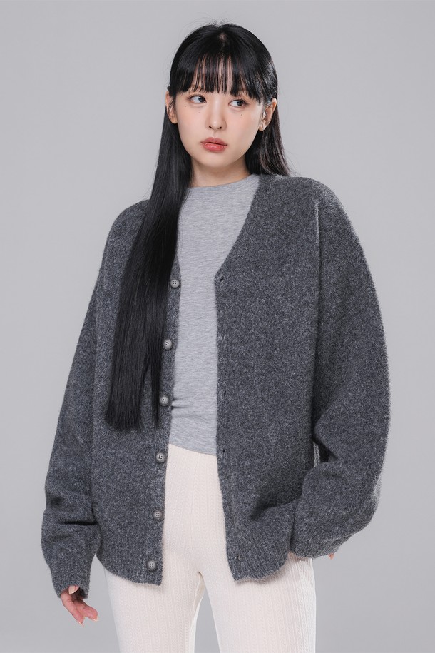 브이넥 니트 가디건 BK8942_차콜은 가을, 겨울철에 착용하기 좋은 공용 의류입니다. 부드러운 울 소재로 제작되어 따뜻하고 포근한 착용감을 선사하며, 레귤러 핏에 긴 소매 기장으로 제작되었습니다. 차콜 컬러의 무지 디자인에 브이넥 라인과 버튼 여밈 방식을 적용하여 캐주얼하면서도 클래식한 분위기를 연출합니다. 출근룩과 모임룩은 물론, 캐주얼 및 미니멀 스타일 모두 소화 가능한 활용도 높은 가디건입니다. 두께감이 있어 겨울철에도 따뜻하게 착용할 수 있습니다.
