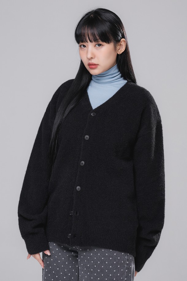 브이넥 니트 가디건 BK8942_블랙은 여성 및 남성 모두 착용 가능한 캐주얼 스타일의 니트 가디건입니다. 가을, 겨울 시즌에 어울리는 중간 두께감으로, 부드러운 촉감과 따뜻하고 편안한 착용감을 제공합니다. 루즈핏 디자인과 브이넥 라인이 특징이며, 출근룩이나 모임룩 등 다양한 TPO에 활용 가능합니다. 폴리에스테르, 아크릴, 울, 나일론, 스판덱스가 혼방된 소재로 제작되어 신축성이 좋고, 세탁 후 형태 유지력이 우수하며 수축 및 변형을 최소화했습니다. 무지 패턴의 긴소매 디자인으로 미니멀하고 클래식한 분위기를 연출합니다.
