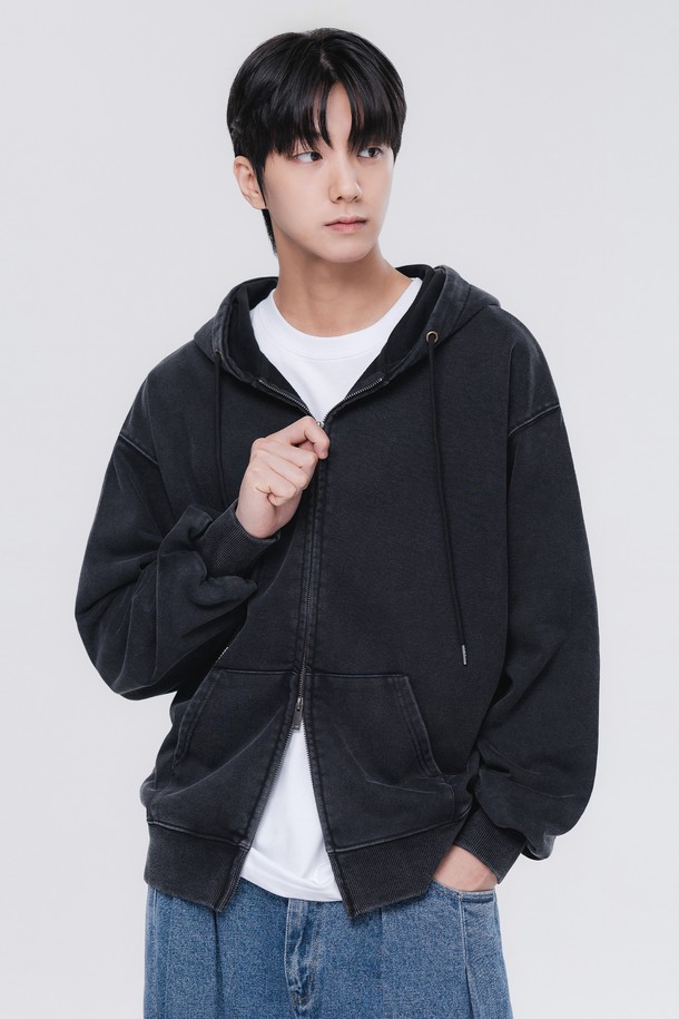 [DELUXE] 피그먼트 오버핏 후드집업 DLX2977은 남녀 모두 착용 가능한 캐주얼하고 스트릿한 스타일의 후드집업입니다. 블랙, 그레이, 와인 3가지 컬러로 출시되었으며, 봄, 가을에 산책룩, 캠핑룩 등 다양한 TPO에 활용하기 좋습니다. 면과 폴리에스테르 혼방 소재로 제작되어 부드러운 촉감을 선사하며, 중간 두께감으로 간절기에 유용합니다. 피그먼트 워싱 처리와 빈티지한 텍스처가 특징이며, 이중 스티치 디테일, 더블 슬라이더 지퍼, 소매/밑단 립조직으로 완성도를 높였습니다. 오버핏 디자인으로 편안한 착용감을 제공합니다.
