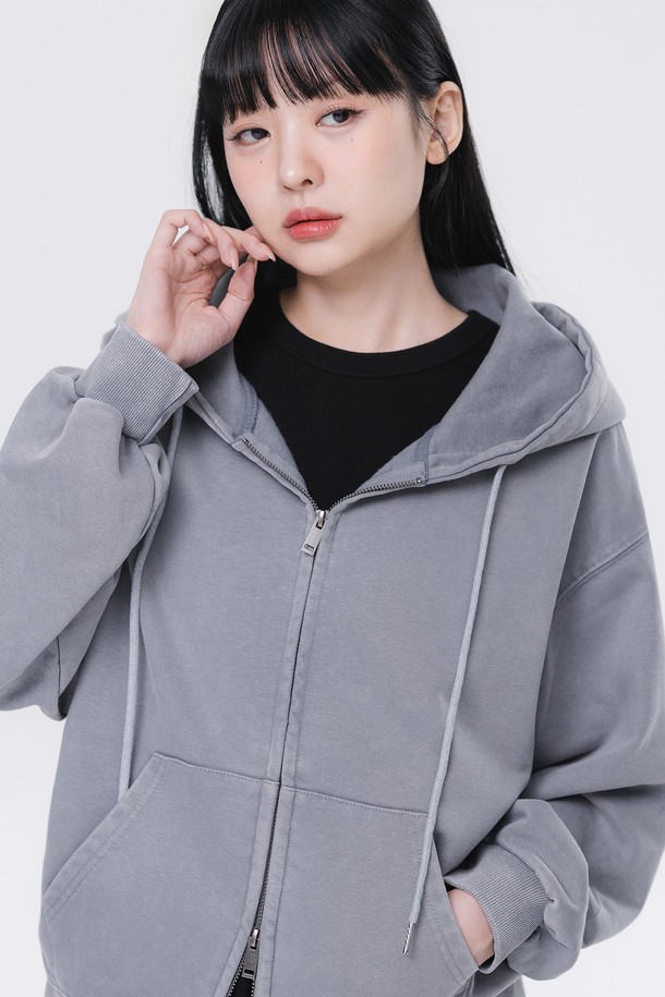 [DELUXE] 피그먼트 오버핏 후드집업 DLX2977은 캐주얼, 스트릿 스타일을 연출하기 좋은 남녀 공용 후드집업입니다. 면과 폴리에스테르 혼방 소재로 제작되어 부드러운 촉감을 선사하며, 두꺼운 두께감으로 간절기부터 겨울까지 폭넓게 활용 가능합니다. 블랙, 그레이, 와인 3가지 컬러로 출시되었으며, 넉넉한 오버핏과 빈티지 워싱 가공, 2-WAY 지퍼, 소매 삼중 스티치 등의 디테일로 완성도를 높였습니다. 넉넉한 후드 디자인으로 편안하면서도 트렌디한 스타일을 연출해보세요.
