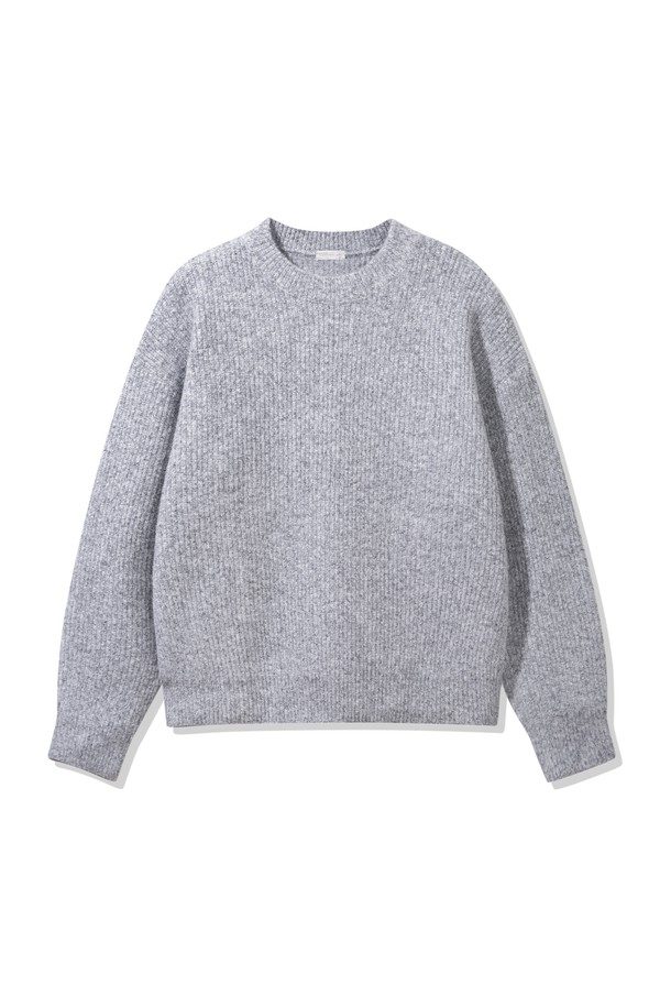 **울 하찌 클래식 니트 BK8943_그레이**

가을과 겨울에 어울리는 남녀 공용 울 하찌 클래식 니트입니다. 부드러운 촉감과 두꺼운 두께로 뛰어난 보온성을 제공하며, 일상 및 출근룩에 적합합니다. 베이직하고 클래식한 스타일로 다양한 룩에 활용하기 좋으며, 레귤러핏과 오버핏으로 연출할 수 있습니다. 하찌 패턴이 돋보이며, 형태 유지력이 우수하고 신축성이 좋아 편안하게 착용 가능합니다. 텐터 가공 처리로 세탁 후 변형을 최소화했습니다.
