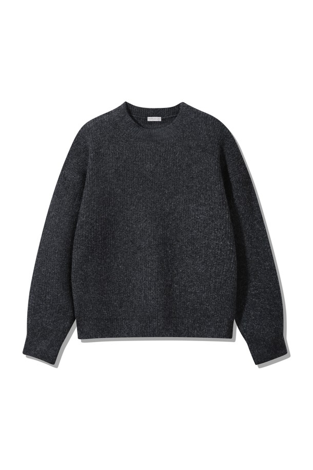 "울 하찌 클래식 니트 BK8943_차콜"은 남녀 모두 착용 가능한 베이직하고 클래식한 스타일의 니트입니다. 릴랙스 핏과 라운드넥 디자인으로 편안한 착용감을 선사하며, 가을/겨울철 출근룩에 적합합니다. 차콜, 아이보리, 그레이 세 가지 색상으로 출시되었으며, 부드러운 촉감의 울, 폴리에스테르, 아크릴, 나일론, 스판덱스 혼방 소재로 제작되어 보온성과 활동성을 높였습니다. 하찌 패턴과 긴 소매 기장, 두꺼운 두께감으로 따뜻함을 더하며, 신축성이 좋고 세탁 후 변형이 적어 관리 또한 용이합니다. 또한 텀블/텐터 가공을 통해 수축을 최소화하여 다양한 체형의 고객들이 부담 없이 착용할 수 있습니다.
