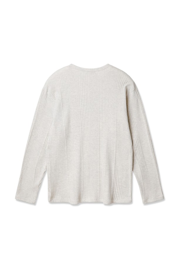 부드러운 촉감의 면, 폴리에스테르 혼방 소재로 제작된 골지 헨리넥 긴팔 티셔츠입니다. 3버튼 디자인과 헨리넥 디테일이 특징이며, 오트밀을 포함한 다양한 5가지 색상으로 출시되어 있습니다. 레귤러핏과 루즈핏으로 폭넓은 스타일 연출이 가능하며, 사계절 내내 활용할 수 있는 실용적인 아이템입니다.
