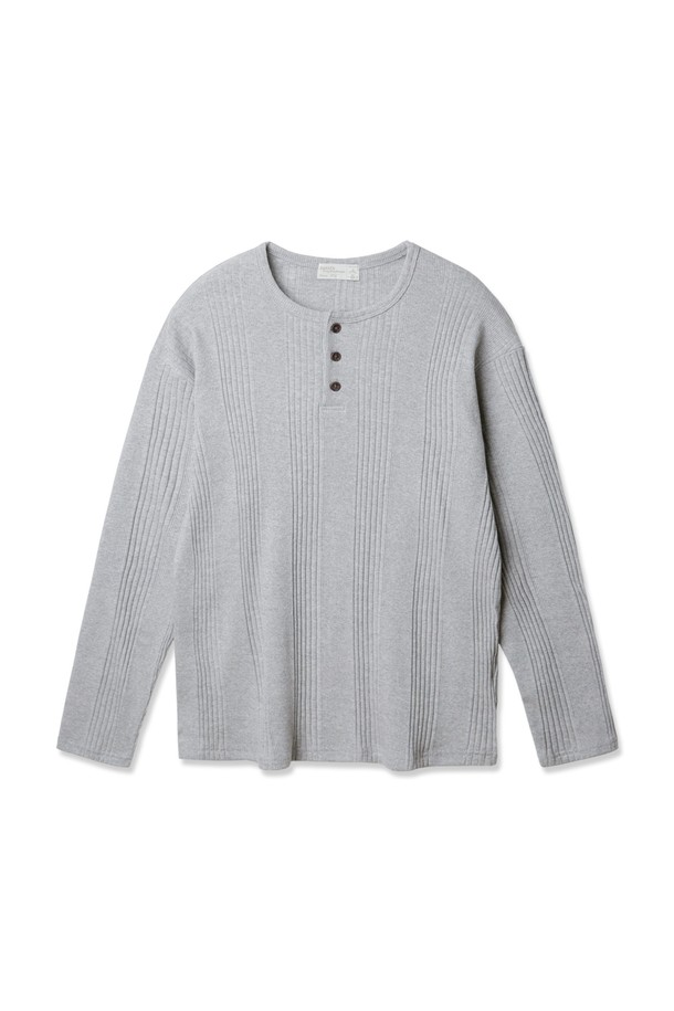 골지 헨리넥 긴팔티셔츠 BK4224_그레이는 남녀 공용으로, 미니멀하고 클래식한 스타일을 연출하기 좋은 티셔츠입니다. 부드러운 촉감의 면·폴리에스터 혼방 소재에 신축성이 더해져 편안한 착용감을 선사하며, 3버튼 헨리넥 디자인과 골지 패턴, 레귤러핏으로 세련된 분위기를 더합니다. 봄, 가을, 겨울, 사계절(한여름 제외) 활용 가능한 실용적인 아이템으로, 중간 두께감과 뛰어난 내구성을 자랑합니다.