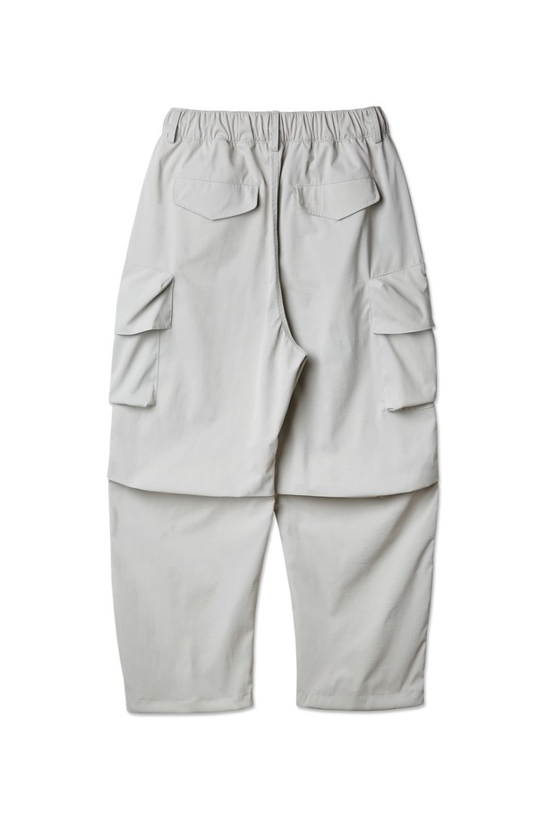 [DELUXE] 소프트 파라슈트 와이드 카고 팬츠 DLX2920은 남녀 모두 착용 가능한, 봄, 여름, 가을 시즌에 어울리는 카고 팬츠입니다. 부드러운 폴리에스테르, 나일론 혼방 소재로 제작되었으며, 라이트 그레이, 카키, 브라운, 블랙 4가지 색상으로 출시되었습니다. 무릎 플리츠, 카고 포켓, 조절 가능한 허리 밴드, D링, 밑단 스트링 디테일이 돋보이는 루즈핏 와이드 팬츠로, 캐주얼하고 스트릿한 무드를 연출하며 일상에서 편안하게 착용할 수 있습니다.
