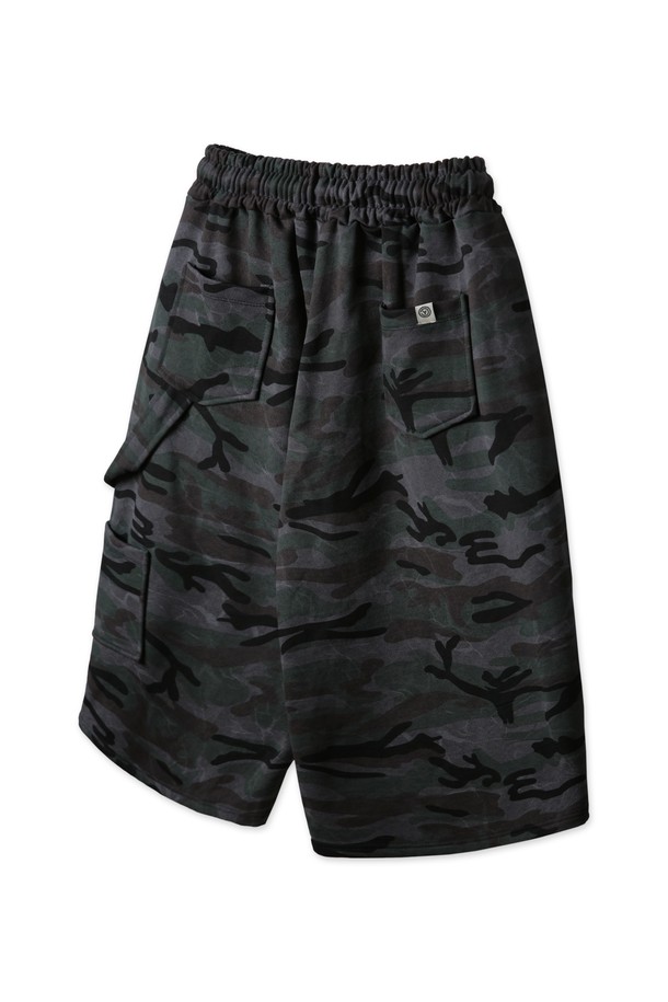 카모 카펜터 트레이닝 밴딩 반바지 PAN2526은 남녀 공용으로, 카키와 그레이 두 가지 색상으로 출시되었습니다. 면 소재에 와이드핏으로 제작되어 편안한 착용감을 선사하며, 카모 패턴과 카펜터 스타일 디테일이 돋보이는 스트릿 & 캐주얼 스타일의 반바지입니다. 허리 밴딩과 스트링으로 사이즈 조절이 용이하며, 피그먼트 & 바이오 워싱으로 자연스러운 질감을 더했습니다.
