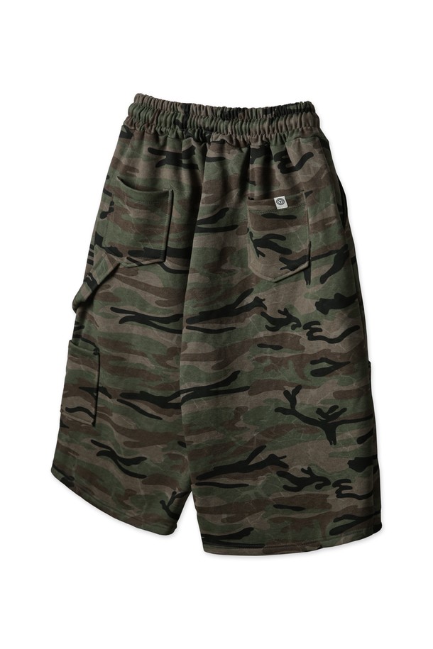 카키와 그레이 두 가지 색상으로 출시된 남성용 카모 카펜터 트레이닝 밴딩 반바지 PAN2526입니다. 바이오워싱 가공과 텀블워싱 처리를 거친 고밀도 면 소재로 제작되어 부드러운 촉감과 빈티지한 컬러감을 자랑하며, 와이드핏으로 편안한 착용감을 선사합니다. 일상복으로 활용하기 좋은 이 반바지는 카펜터 디테일과 조절 가능한 허리 밴딩, 심볼 라벨로 디자인의 완성도를 높였습니다.
