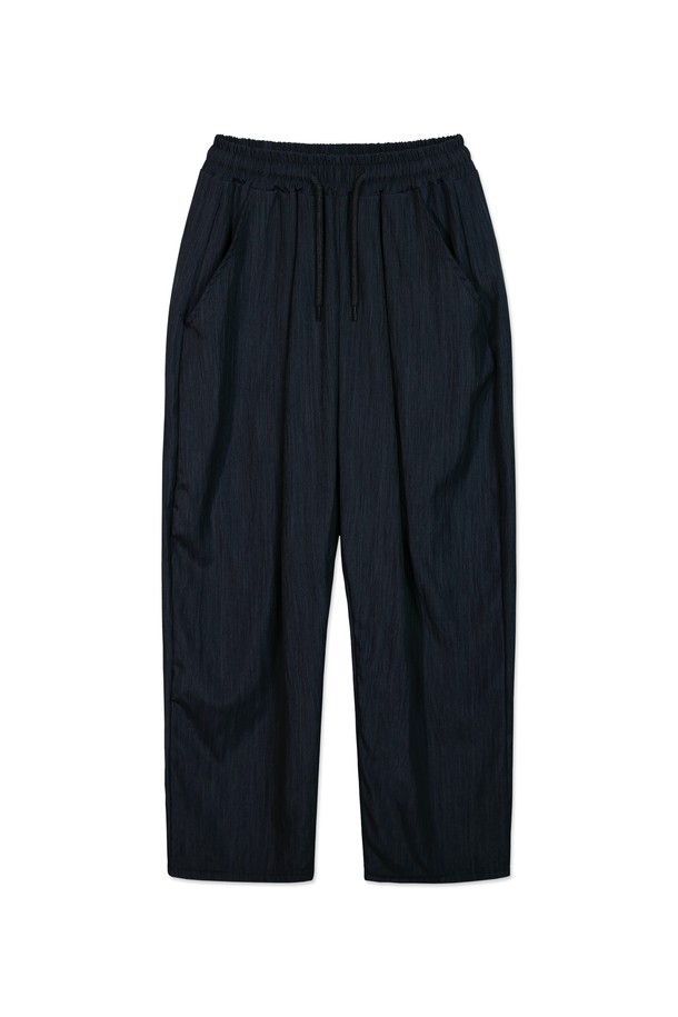 토치 썸머 밴드 원턱 와이드 슬랙스 BK2995는 봄, 여름 시즌에 어울리는 남녀 공용 슬랙스입니다. 차콜, 네이비 두 가지 색상으로 제공되며, 얇고 부드러운 폴리에스테르와 나일론 혼방 소재로 제작되어 릴랙스 핏을 선사합니다. 원턱 디테일과 스트링, 주머니, 밴딩 처리, 그리고 시원한 착용감을 위한 얇은 두께와 구김 방지, 빠른 건조 기능으로 편안한 일상복으로 활용하기 좋습니다.
