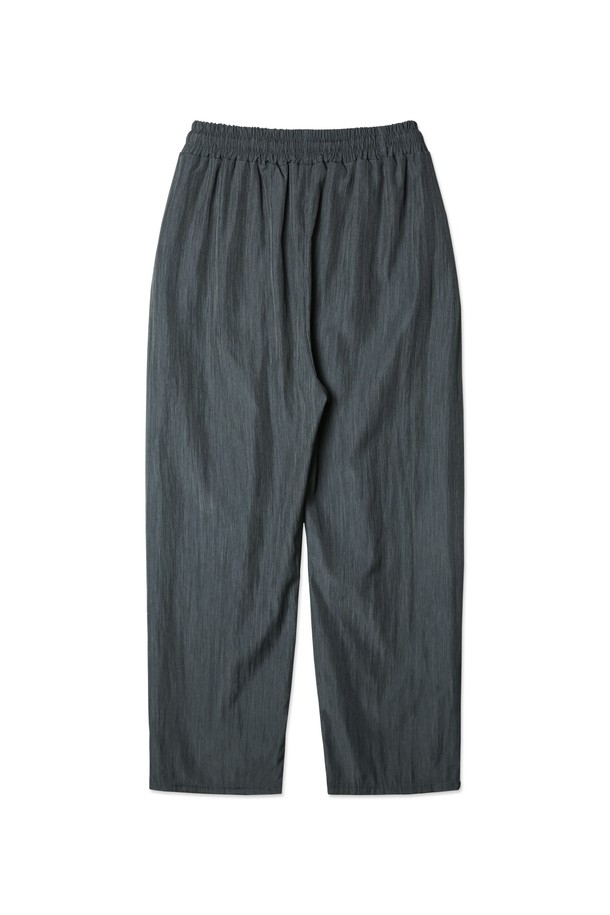 [기획] 토치 썸머 밴드 원턱 와이드 슬랙스는 봄, 여름 시즌에 어울리는 가볍고 시원한 착용감의 슬랙스입니다. 차콜, 네이비 두 가지 색상으로 제공되며, 릴랙스 핏과 와이드한 실루엣으로 편안한 활동성을 보장합니다. 폴리에스터와 나일론 혼방 소재로 제작되어 주름 방지, 빠른 건조, 관리 용이하며, 밴딩 허리, 원턱 디테일, 넉넉한 포켓으로 실용성을 더한 데일리 슬랙스입니다.
