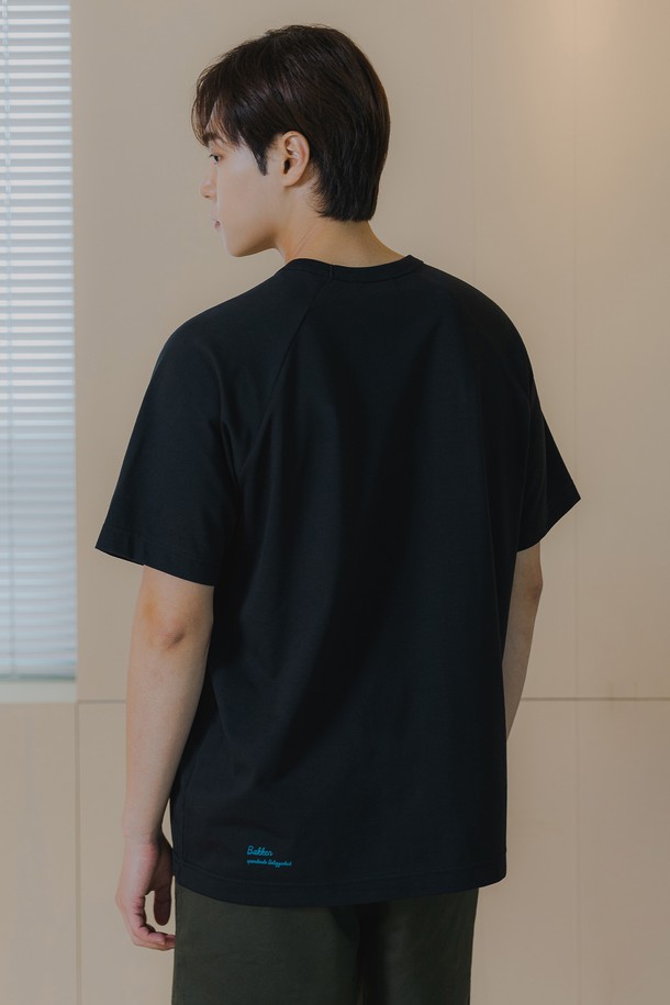 삼각 거싯 디테일이 돋보이는 BK4207 반팔 티셔츠입니다. 흡습, 속건, 신축성 기능을 갖춘 바이오 CP 트리플 원단을 사용하여 얇고 부드러운 촉감을 선사하며, 봄, 여름 시즌에 쾌적하게 착용 가능합니다. 래글런 소매 패턴과 등판 하단 레터링, 소매단 및 밑단 3cm 추가 봉제로 완성도를 높였으며, 미니멀하고 베이직한 스타일로 데일리하게 활용하기 좋습니다.
