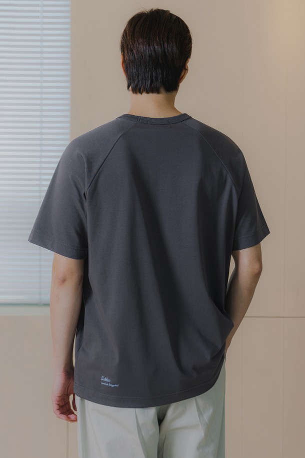 부드러운 촉감의 삼각 거싯 반팔 티셔츠 BK4207은 바이오 CP 트리플 원단을 사용하여 뛰어난 신축성과 통기성을 제공하며, 최소한의 수축으로 편안함을 더합니다. 라운드넥에 레귤러핏으로 디자인되었으며, 캐주얼, 미니멀 스타일을 연출하기에 적합합니다. 래글런 소매 패턴과 트라이앵글 거싯 디테일, 3cm 추가 봉제선이 적용되어 활동성을 높였으며, 화이트, 차콜, 블랙 세 가지 색상으로 만나볼 수 있습니다.
