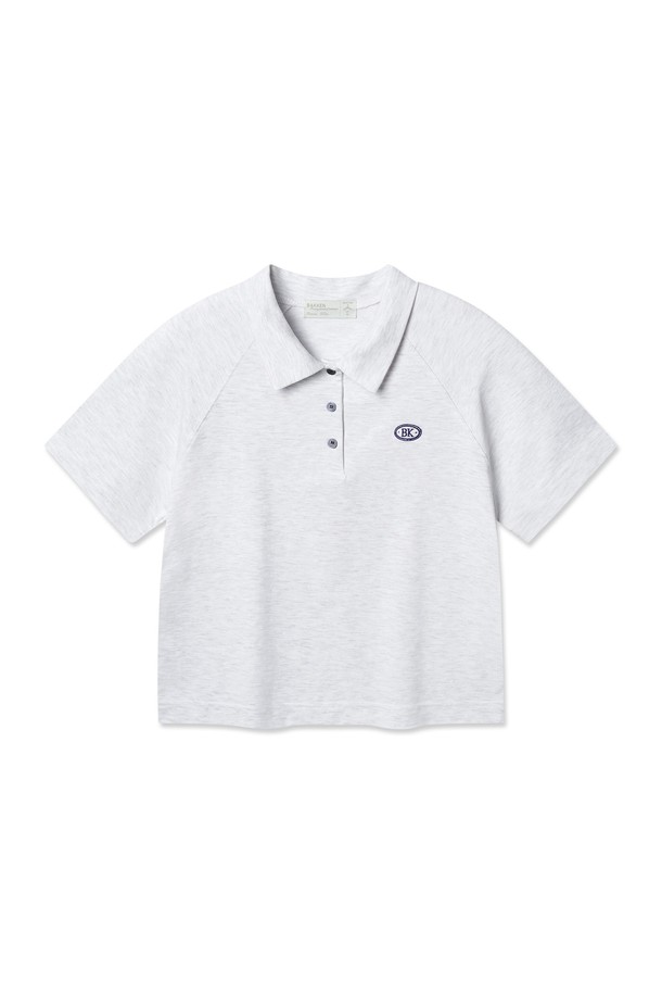 세미 크롭 기장의 여성용 로고 카라 반팔 티셔츠입니다. 부드러운 촉감의 면, 폴리에스테르, 스판덱스 혼방 소재에 흡습 및 통기성이 우수한 3중 CP원단으로 제작되었으며, 바이오워싱 가공을 거쳐 편안한 착용감을 선사합니다. 라글란 소매, 진주 버튼, 자수 로고 디테일과 삼중 스티치 마감으로 미니멀하면서도 세련된 스타일을 연출하며, 화이트, 핑크, 블랙 3가지 색상으로 만나볼 수 있습니다.
