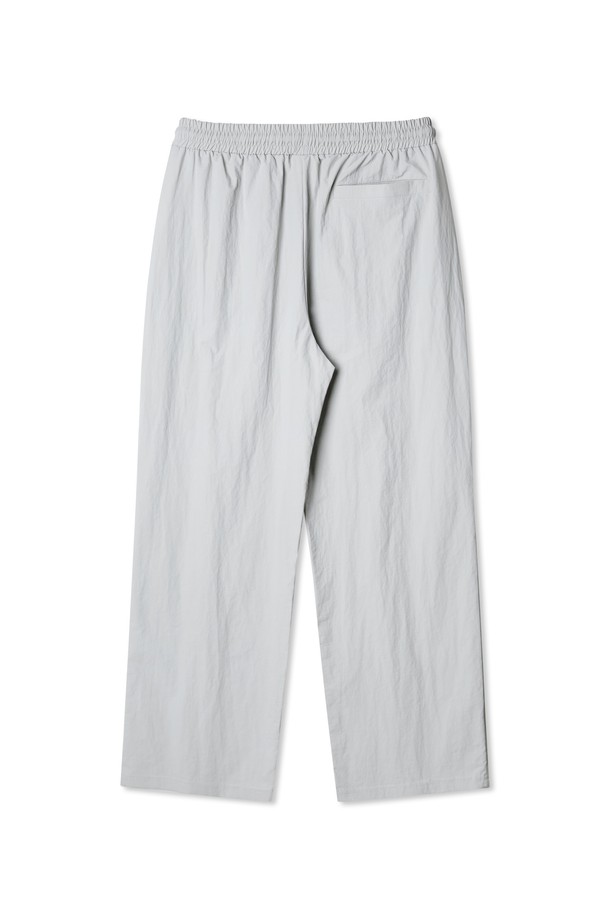 세미와이드 핏의 프리미엄 나일론 팬츠 PAN2530 (4 COLOR)는 미니멀하고 베이직한 스타일을 추구하는 분들을 위한 데일리 및 여행룩 아이템입니다. 고밀도 프리미엄 나일론 원단으로 제작되어 부드러운 촉감과 뛰어난 형태 유지력을 자랑하며, 가볍고 속건 기능과 방수 기능으로 활동성을 높였습니다. 세미와이드 핏과 자연스러운 드레이프 실루엣이 편안하면서도 세련된 핏을 연출하며, 조절 가능한 스트링과 사이드 포켓, 심플 심볼 라벨 디테일로 실용성을 더했습니다. 라이트그레이, 애쉬카키, 차콜, 블랙 4가지 컬러로 출시되어 다양한 스타일 연출이 가능합니다. 봄, 여름, 가을, 3계절 활용 가능한 얇은 두께의 긴 바지입니다.
