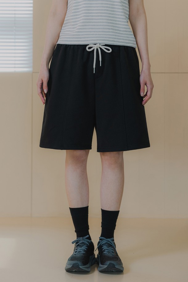 포켓 B로고 하프 밴딩 팬츠 BK2996은 남녀 공용으로 착용 가능한 캐주얼 반바지입니다. 멜란지 그레이, 네이비, 블랙 3가지 색상으로 출시되었으며, 허리 스트링, 뒷주머니 로고 자수, 파이핑 라인 디테일이 특징입니다. 부드러운 프렌치테리 면/폴리에스터 혼방 소재에 레귤러핏으로 제작되어 봄, 여름 데일리룩에 편안하게 활용하기 좋습니다.
