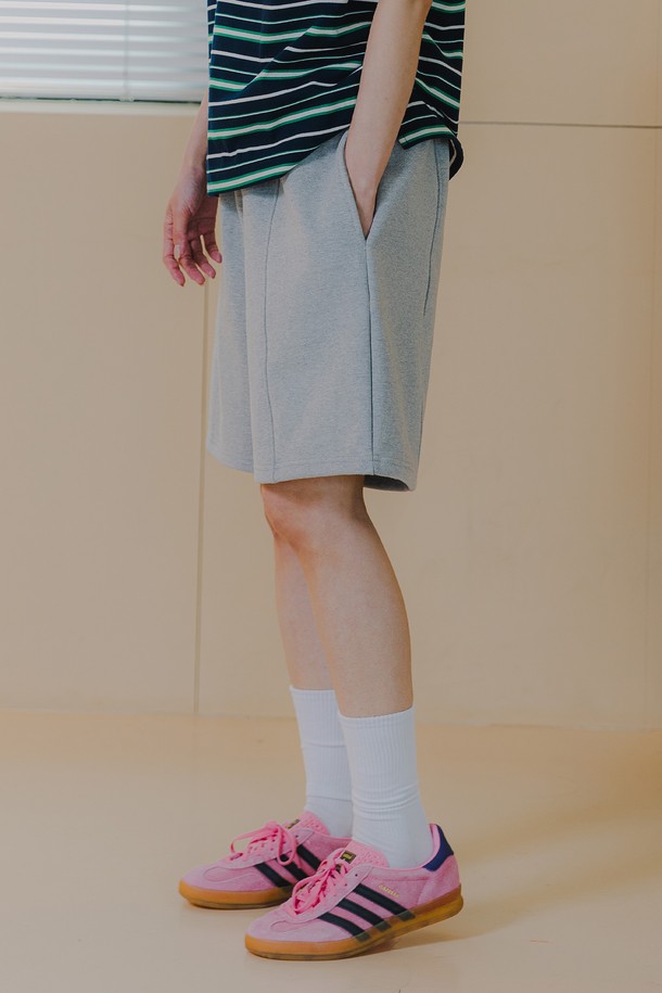 **포켓 B로고 하프 밴딩 팬츠 BK2996**는 부드러운 프렌치 테리 원단으로 제작되어 편안한 착용감을 선사하며, 남녀 모두 착용 가능한 반바지입니다. 허리 밴딩과 스트링으로 편리하게 조절 가능하며, 멜란지 그레이, 네이비, 블랙 세 가지 색상으로 출시되었습니다. 로고 자수와 파이핑 라인, 백 포켓 디테일이 돋보이며, 캐주얼하고 미니멀한 스타일을 연출하기 좋습니다.
