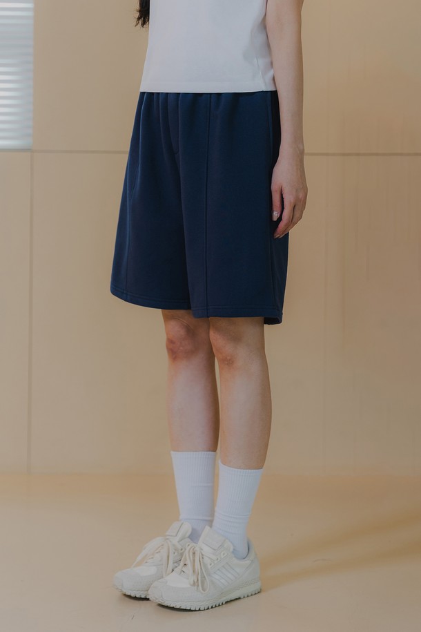 포켓 B로고 하프 밴딩 팬츠 BK2996은 밀란지 그레이, 네이비, 블랙 3가지 색상으로 출시된, 면과 폴리에스터 혼방의 숏 기장 반바지입니다. 840g/yd 고중량의 고밀도 프렌치 테리 원단과 탄탄한 조직감으로 제작되었으며, 레귤러핏으로 편안한 착용감을 제공합니다. 스포티하면서도 캐주얼한 무드를 연출하며, 아플리케 자수, 스트로크 자수 디테일, 파이핑 라인 처리, 스트링, 포켓 B로고 디자인으로 포인트를 더해 일상복으로 활용하기 좋습니다.
