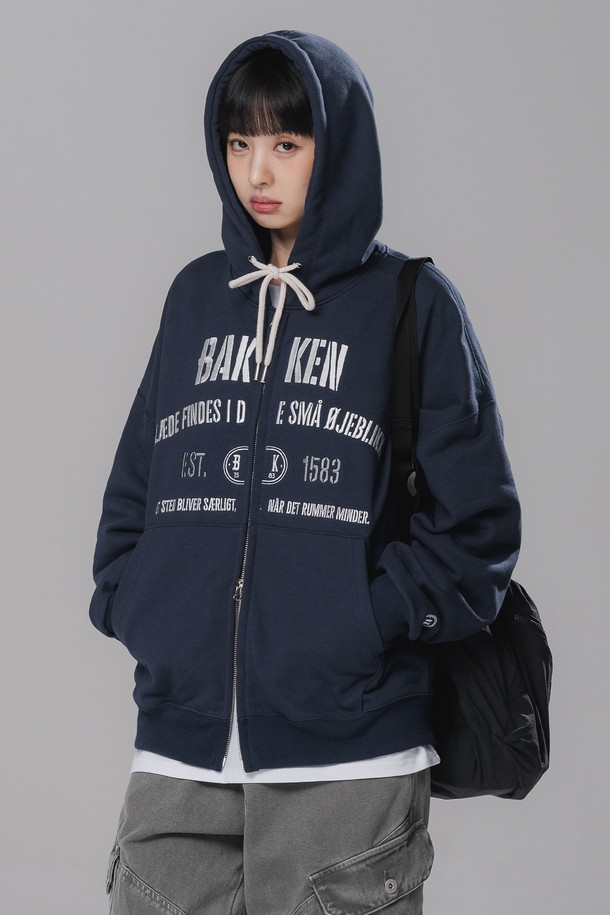 포시즌 Embroidered 투웨이 후드집업 BK7993_네이비는 남녀 모두 착용 가능한 후드집업입니다. 네이비 컬러의 레귤러핏으로, 봄, 가을, 겨울에 보온성을 높여주는 두꺼운 두께감의 제품입니다. 면과 폴리에스테르 혼방 소재의 프렌치테리 원단을 사용하여 부드러운 촉감을 선사하며, 2-WAY 지퍼와 타이포그래피 자수, 오버록 스티치 마감 디테일이 돋보입니다. 일상, 집콕, 겨울 데일리룩 등 다양한 TPO에 캐주얼, 스포티, 미니멀 스타일로 활용하기 좋습니다.
