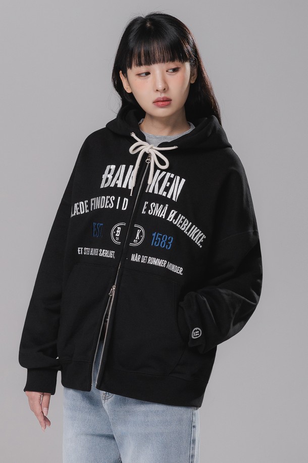 포시즌(Four Season) Embroidered 투웨이 후드집업 BK7993_블랙은 부드러운 프렌치테리 면과 폴리에스테르 혼방 소재로 제작되어 사계절 내내 활용하기 좋은 후드 집업입니다. 캐주얼하고 베이직한 스타일로, 일상복은 물론 동네 마실룩이나 집콕룩으로도 편안하게 착용할 수 있습니다. 레귤러핏에 투웨이 지퍼 여밈으로 활동성을 높였으며, 자수 디테일과 오버록 스티치 마감, 내추럴 실루엣이 특징입니다. 블랙 컬러에 레터링과 로고 패턴으로 포인트를 더해 미니멀하면서도 세련된 무드를 연출합니다. 두꺼운 두께감으로 보온성을 높였으며, 긴 소매 기장으로 안정감을 더했습니다.
