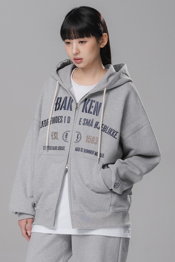 포시즌 Embroidered(엠브로이더드) 투-웨이 후드집업 BK7993_멜란지그레이는 남녀 모두 착용 가능한 사계절용 후드집업입니다. 부드러운 프렌치테리 면, 폴리에스테르 혼방 소재로 제작되어 편안한 착용감을 선사하며, 레귤러핏으로 제작되어 어떤 스타일에도 쉽게 매치할 수 있습니다. 투-웨이 집업 디자인으로 다양한 연출이 가능하며, 멜란지그레이, 네이비, 블랙 세 가지 색상으로 출시되었습니다. 후드와 긴 소매, 텀블건조 가공과 오버록 스티치 마감, 타이포그래피 자수 디테일이 돋보이는 캐주얼, 미니멀 스타일의 후드집업으로, 동네 마실룩, 집콕룩, 겨울 데일리룩에 활용하기 좋습니다.
