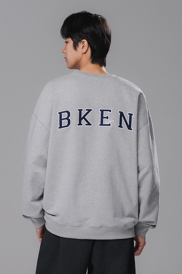 DIA PATCH 스웨트셔츠 BK5962_멜란지그레이는 부드러운 촉감의 프렌치테리 원단으로 제작된 여성 및 남성용 스웨트셔츠입니다. 미니멀하고 베이직한 스타일로, 봄, 가을, 겨울철 일상복으로 활용하기 좋습니다. 멜란지그레이, 네이비, 블랙 세 가지 색상으로 출시되었으며, 오버핏과 릴랙스핏으로 편안한 착용감을 선사합니다. 라운드넥에 긴소매 디자인이며, 다이아몬드 패치와 새틴 자수, 오버록 스티치 마감으로 포인트를 더했습니다. 겨울철 데일리룩, 캐주얼, 클래식 스타일 연출에 적합한 두꺼운 두께감의 스웨트셔츠입니다.
