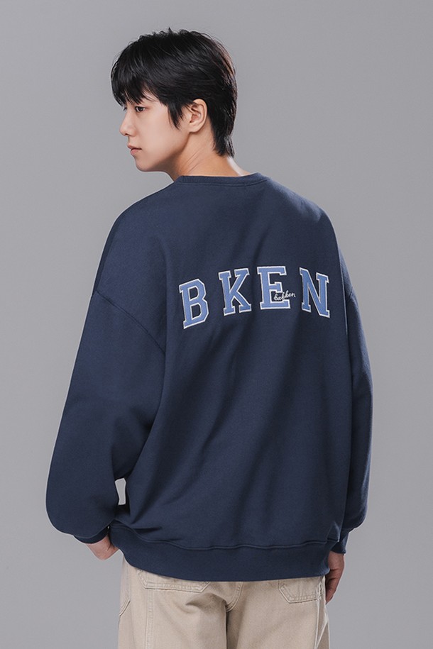 DIA PATCH (디아 패치) 스웨트셔츠 BK5962_네이비는 남녀 공용으로 착용 가능한 오버핏 스웨트셔츠입니다. 부드러운 촉감의 면, 폴리에스테르 혼방 프렌치테리 원단을 사용하여 봄, 가을, 겨울 계절에 따뜻하게 입을 수 있습니다. 미니멀한 스타일의 라운드넥 디자인으로, 다이아몬드 패치와 레터링 자수 디테일이 돋보입니다. 두꺼운 두께감과 긴 소매 기장으로 편안한 착용감을 제공하며 오버록 스티치 마감으로 내구성을 높였습니다. 캐주얼, 클래식 스타일을 즐기는 분들께 추천합니다.
