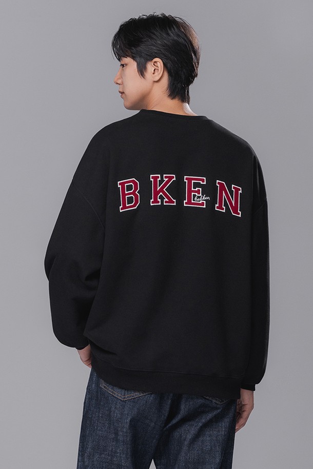 **DIA PATCH 스웨트셔츠 BK5962_블랙**
미니멀한 스타일의 남녀 공용 스웨트셔츠입니다. 부드러운 촉감의 프렌치 테리 원단으로 제작되어 봄, 가을, 겨울에 착용하기 좋습니다. 블랙, 멜란지 그레이, 네이비 3가지 컬러로 출시되었으며, 오버핏, 라운드넥, 긴소매 기장으로 편안한 착용감을 선사합니다. 다이아몬드 패치와 새틴 자수, 타이포그래피 디자인이 특징이며, 텀블/테터 가공과 오버록 스티치 마감으로 퀄리티를 높였습니다. 겨울철 데일리룩에 미니멀하고 캐주얼한 무드를 더해줍니다.
