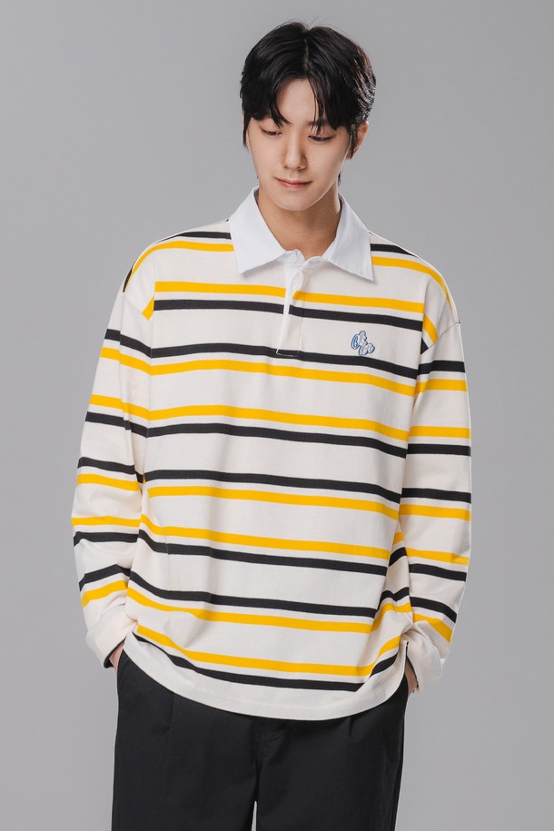 멀티 스트라이프 럭비 카라 롱 슬리브 BK7828_크림은 봄, 가을에 착용하기 좋은 공용 럭비 티셔츠입니다. 크림, 네이비, 블랙, 옐로우 컬러의 스트라이프 패턴과 레귤러 핏으로 프레피, 스포티한 스타일을 연출합니다. 부드러운 면 소재로 제작되었으며, 카라 뒷면 스트라이프 원단 덧대기, 미니멀 로고 자수 패치, 앞뒤 기장 차이, 옆 트임 등의 디테일이 돋보입니다. 동네 마실룩, 카페룩 등 일상적인 TPO에 활용하기 좋습니다.
