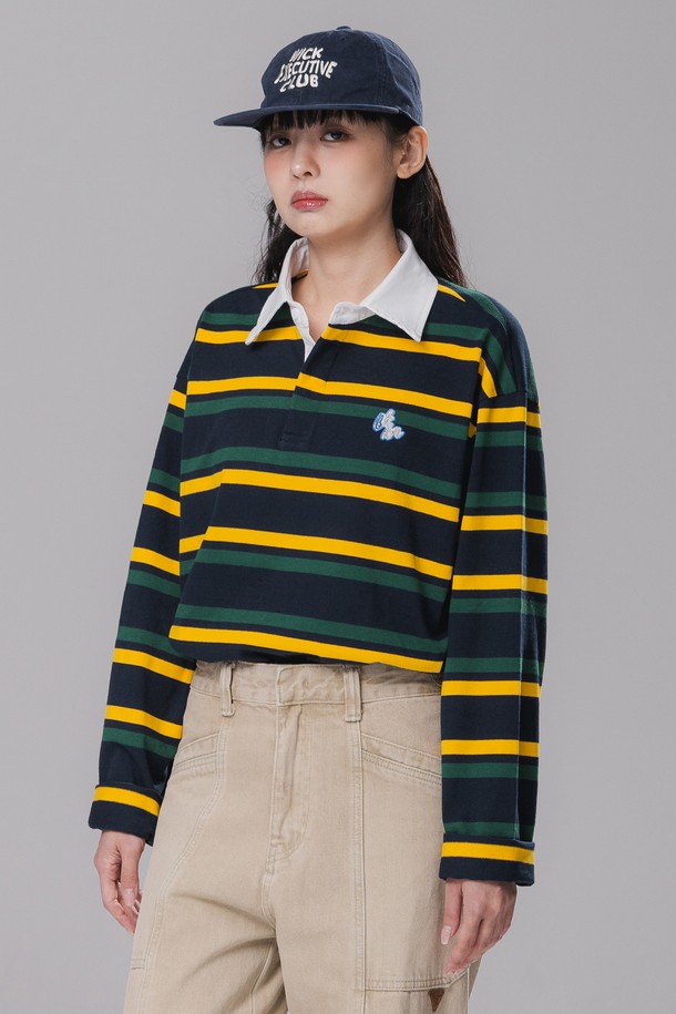 네이비 컬러의 멀티 스트라이프 럭비 카라 롱 슬리브 BK7828는 프레피, 미니멀, 스포티 무드를 연출하는 남녀 공용 럭비 티셔츠입니다. 부드러운 면 소재로 제작되어 봄, 가을에 착용하기 좋으며, 레귤러핏의 긴소매 디자인입니다. 카라 뒷면 스트라이프 원단 디테일과 엠브로이더리 패치, 사이드 슬릿, 앞뒤 기장 차이로 포인트를 더했습니다. 텀블/텐터 가공을 통해 변형과 수축을 최소화하여, 데이트룩이나 카페룩에 미니멀한 스타일을 연출하기 좋습니다. 미니멀한 로고 자수가 깔끔함을 더합니다.
